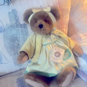 This adorable Boyd’s Bear is dressed I. Yellow with a pretty head band.
